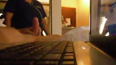 Manden knepper den tynde i fisse med en pornofilm til par lang pik