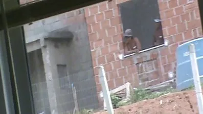 Tatoveret mand fucked doggy stil af to glamourøse lange pornofilm piger