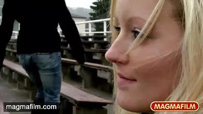 Spredning bitchy ung kvinde for depraveret køn pornofilm med handling