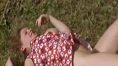 Hun foregiver at være en køn slave til at opfylde de bedste pornofilm en mission