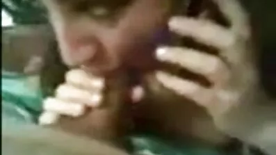 Skinn pulcino chick cums fra onani i soveværelset extrem sexfilm