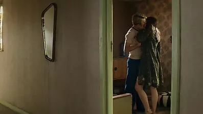 Tatoveret pige gamle danske sexfilm rider aktivt en lang mørk pik