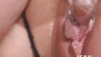Hottie maid accepterer 3d pornofilm at suge lidenskabeligt på cam