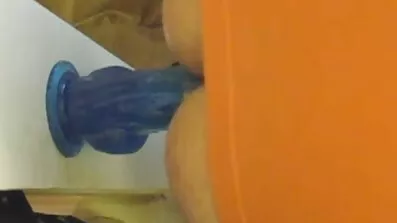 Fyren går ind i det erotiske spil franske pornofilm og knepper karaktererne
