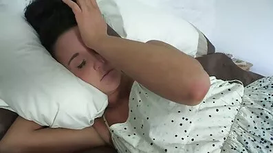 Brunette amatør sexfilm lesbiske leget af gummi haner