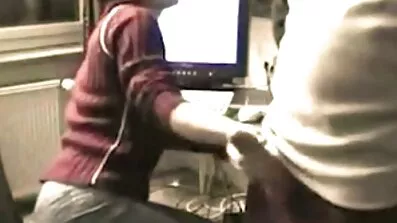 Garvet pige tager sperm russisk pornofilm i munden