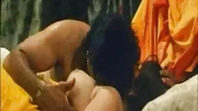 Asiatiske elsker at ride en trans pornofilm sort pik
