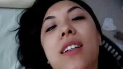 Brunette med små bryster hopper video pornofilm på phallus