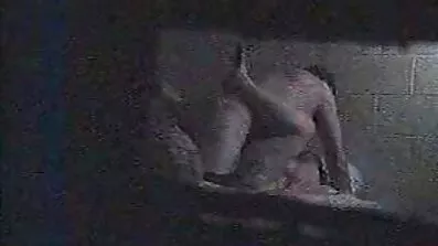 Så beskeden, at hun ikke engang tager sine trusser af japansk porno film