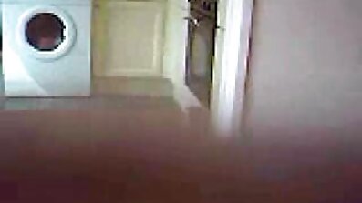 Sutter på hendes knæ