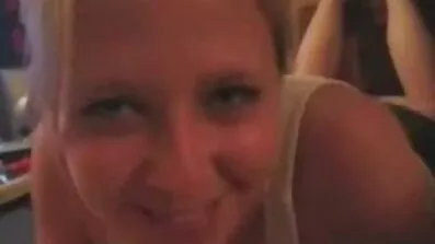 Topløs pige stønner fra vaginal på cam pornofilm med ældre kvinder