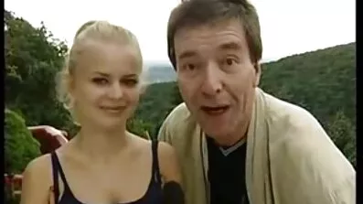 Brunette pornofilma med små bryster bliver kneppet i forskellige poser og fanger cum