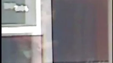 En mand snyder sin mand med dvd pornos en ung kvinde lige uden for døren
