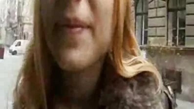 Fyren bøjede chick doggy stil i køkkenet og kørte hanen ind i klassiske pornofilm Fisse
