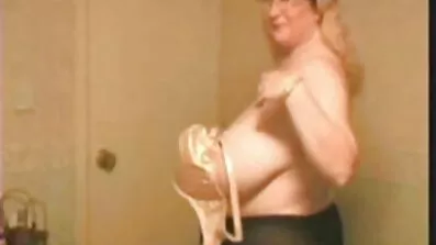 Brutal gratis pornofilm fuck i soveværelset med busty blonde