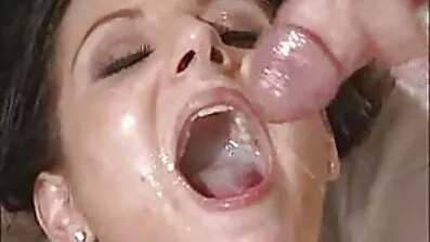 Ny studerende viste xxx pornofilm sluts, hvad en FFM er