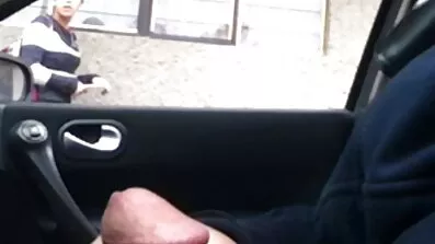Busty lesbisk kneppet lidenskabeligt af en nybegynder danser i gratis pronofilm gymnastiksalen