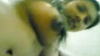 Busty Tifa retro sexfilm gør Lara slikke hendes fisse
