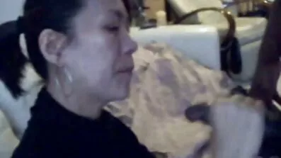 Naboen hopper trans pornofilm på brunettens pik og cums