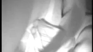 Nøgen slank pige i tyske pornofilm maske onanerer forsigtigt med en agurk