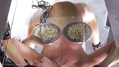 Fucked russisk pige i strømper i røv og cumshot inde pornofilm med ældre damer