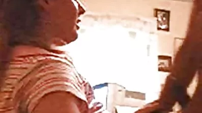 Med naturlige bryster, blonde fucks hamster sexfilm med en mand