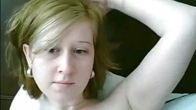Efter at have lært en pige danske sexfilm at give en hals, knebede fyren hende hårdt i Fisse