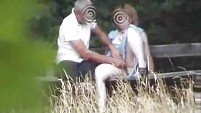Mørkhåret under bordet giver en mand danske pornofilm en blo