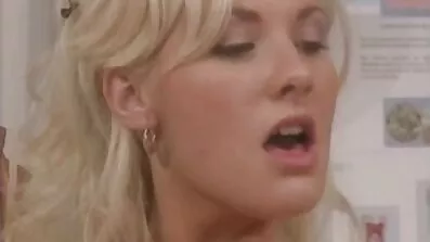 Sorte gratis pornos reife fyre opvarmede blondinen godt med to haner.