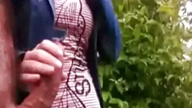 To mænd stege en brunette gode pornofilm i alle sprækker