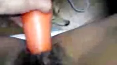Selvom en hore kalder, men en sort pik i hendes norske pornofilm fisse stikker