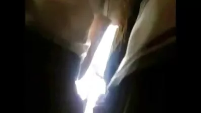 Lovers er varme bedste pornofilm med deres ven ved havet.