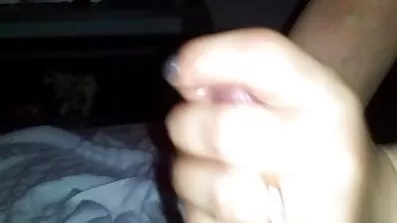 Handjob Brunette i vintage pornofilm trusser på stol