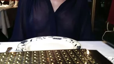 College pornofilm69 pige med briller kaster sig i seng med en ven