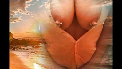 Veninder lounging pornofilm lange ved poolen og leget vaginaer