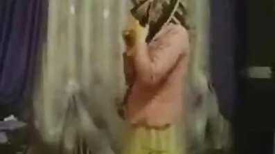 Med briller og fucking doggy pornofillm style-beskedne piger i ugen
