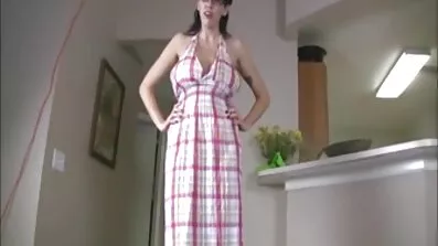 Saucy asiatisk pige gned slidser med retro sexfilm en mand