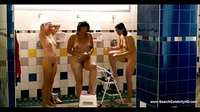 Godt suget i rødt undertøj, eskorterer amerikanske pornofilm fyren under Alteret