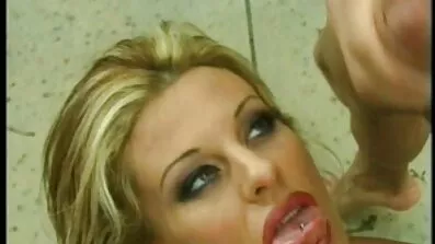 Sund Kukan tysk sexfilm i en ung model Creampie