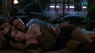 Beruset ven og ved ikke, at sexfilm for kvinder hans kæreste knepper med to mænd