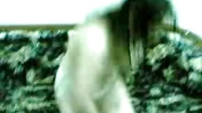 Inserito gratis pornofim indsat en spekulum og viste vagina i closeup