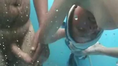Redhead milf stak hendes fisse under en vens magtfulde pik gamle pornofilm
