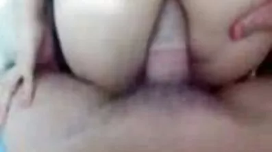 Pige på et lyserødt sexfilm med gamle damer ark får en orgasme