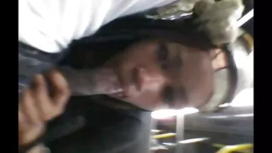 Pickup fucked af en tynd brunette pornofilm på nettet med en tatovering