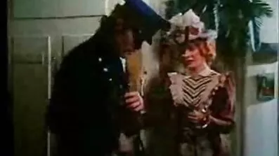 Iscenesat en privat anal for en klient i en retro sexfilm natklub