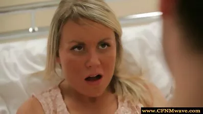 Unge svingere pornofillm foursome nyder at kneppe på en sofa