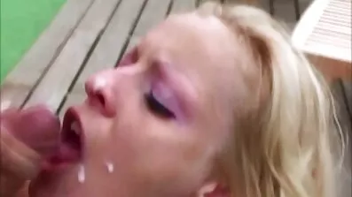Skinnende blondine til at skinne gæstens sorte pornofilma pik