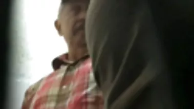 Par fucks på retro sexfilm bil hætte og cums
