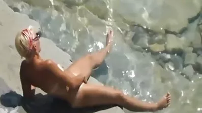 Blonde erstatter fisse for køn på stol danske retro pornofilm