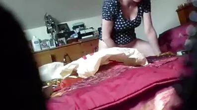 Når manden er ligeglad, så kan du tilslutte en Gangbang lange danske pornofilm